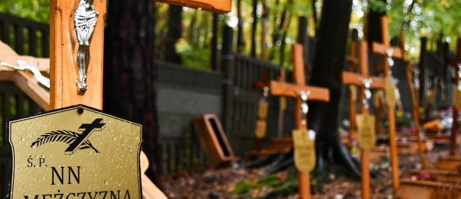Sprzątanie grobów osób, które doświadczały bezdomności - to inicjatywa Miejskiego Ośrodka Pomocy Społecznej w Sopocie. Akcja odbędzie się w poniedziałek, 30 października, od g. 12.00 do 15.00 na Cmentarzu Komunalnym przy ul. Malczewskiego.


