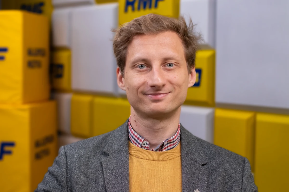 "To, co musi się zmienić natychmiast po powstaniu nowego rządu, to praktyka polskich służb. Powinno się wydarzyć to, co na granicy polsko-ukraińskiej" - stwierdził w Popołudniowej rozmowie w RMF FM poseł Koalicji Obywatelskiej Franciszek Sterczewski, pytany o kryzys humanitarny na granicy polsko-białoruskiej. "Straż graniczna powinna stworzyć punkty recepcyjne, współpracować z organizacjami pomocowymi. Po pierwsze - udzielić pomocy - podać szklankę wody, coś do zjedzenia, opatrzyć rany i zgodnie z prawem rozpatrzeć, kto ma prawo do międzynarodowej ochrony" - sugerował. 