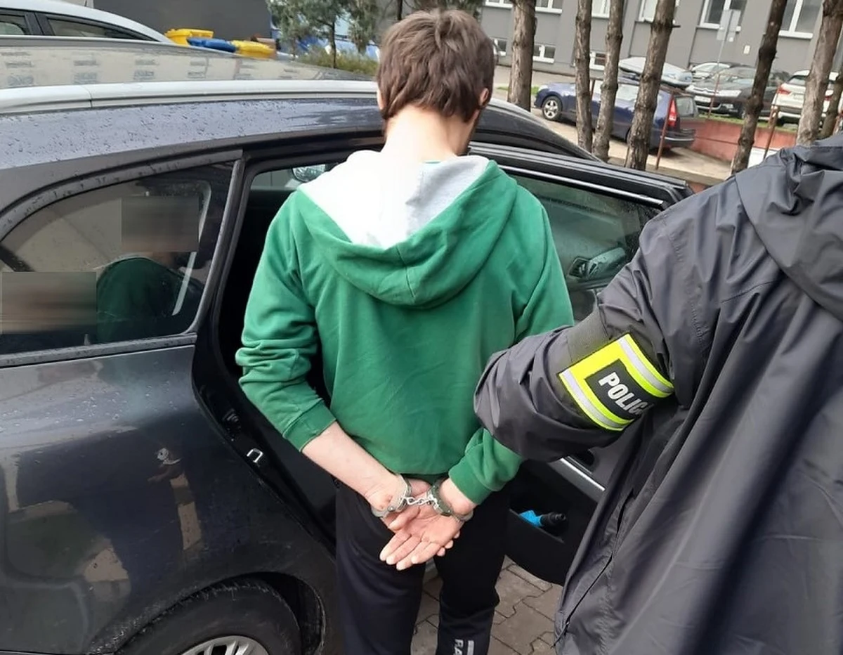 Łódzcy policjanci zatrzymali trzech mężczyzn podejrzewanych o kradzieże i rozboje. Ujęci przez funkcjonariuszy to mężczyźni w wieku 23, 24 i 28 lat. Za popełnione przestępstwa grozi im do 15 lat pozbawienia wolności.