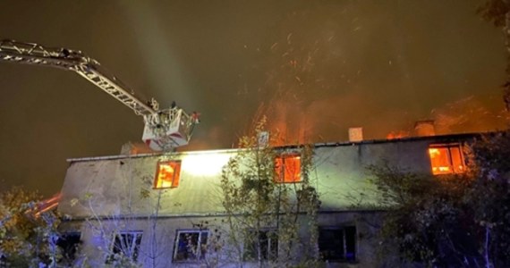 Nawet do później nocy może potrwać akcja gaśnicza pożaru budynku przy ulicy 1 sierpnia w Warszawie. Na miejscu w kulminacyjnym momencie akcji pracowało ponad 40 strażaków. 