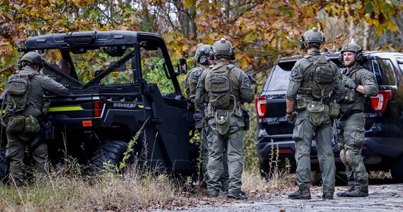 Sprawca masakry w Lewiston w stanie Maine Robert Card został odnaleziony martwy - poinformowała amerykańska policja. Doniesienia potwierdziła gubernator Janet Mills. W środowej strzelaninie życie straciło 18 osób, a 13 zostało rannych.