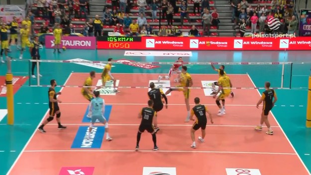 Fragmenty meczu PSG Stal Nysa - PGE GiEK Skra Bełchatów 2:3 (22:25, 25:21, 25:18, 21:25, 14:16) w 3. kolejce PlusLigi. Bartłomiej Lemański zdobył trzy decydujące punkty w tym spotkaniu.

