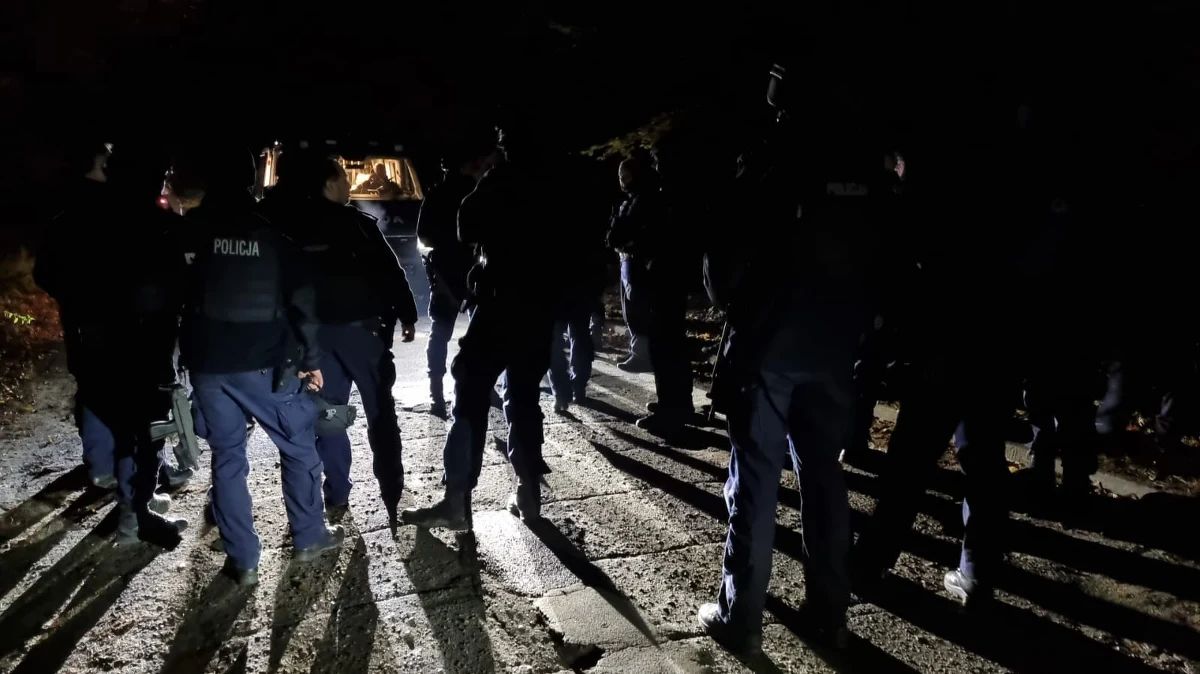 Głupi telefon postawił na nogi służby w północnej Polsce. 19-latek z Ełku w piątek zadzwonił na policję w Gdyni i poinformował, że widział w lesie koło Łężyc na Pomorzu podejrzanego o zabójstwo syna 44-letniego Grzegorza Borysa, co okazało się nieprawdą. Dzwoniący został zatrzymany i odpowie za utrudnianie śledztwa.