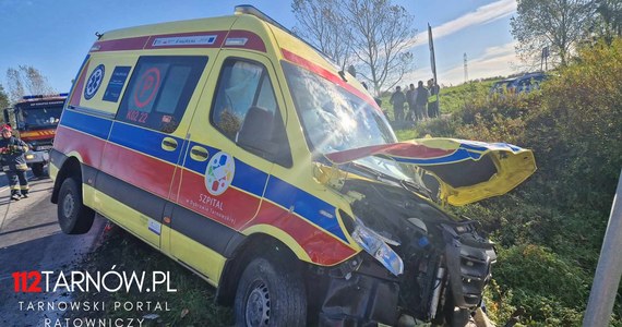 Jedna osoba została zabrana do szpitala po zderzeniu samochodu osobowego z karetką pogotowia w Biskupicach Radłowskich koło Tarnowa. Kierowcy obu pojazdów nie odnieśli obrażeń.
