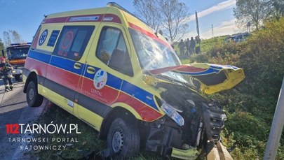 Wypadek karetki koło Tarnowa. Jedna osoba w szpitalu