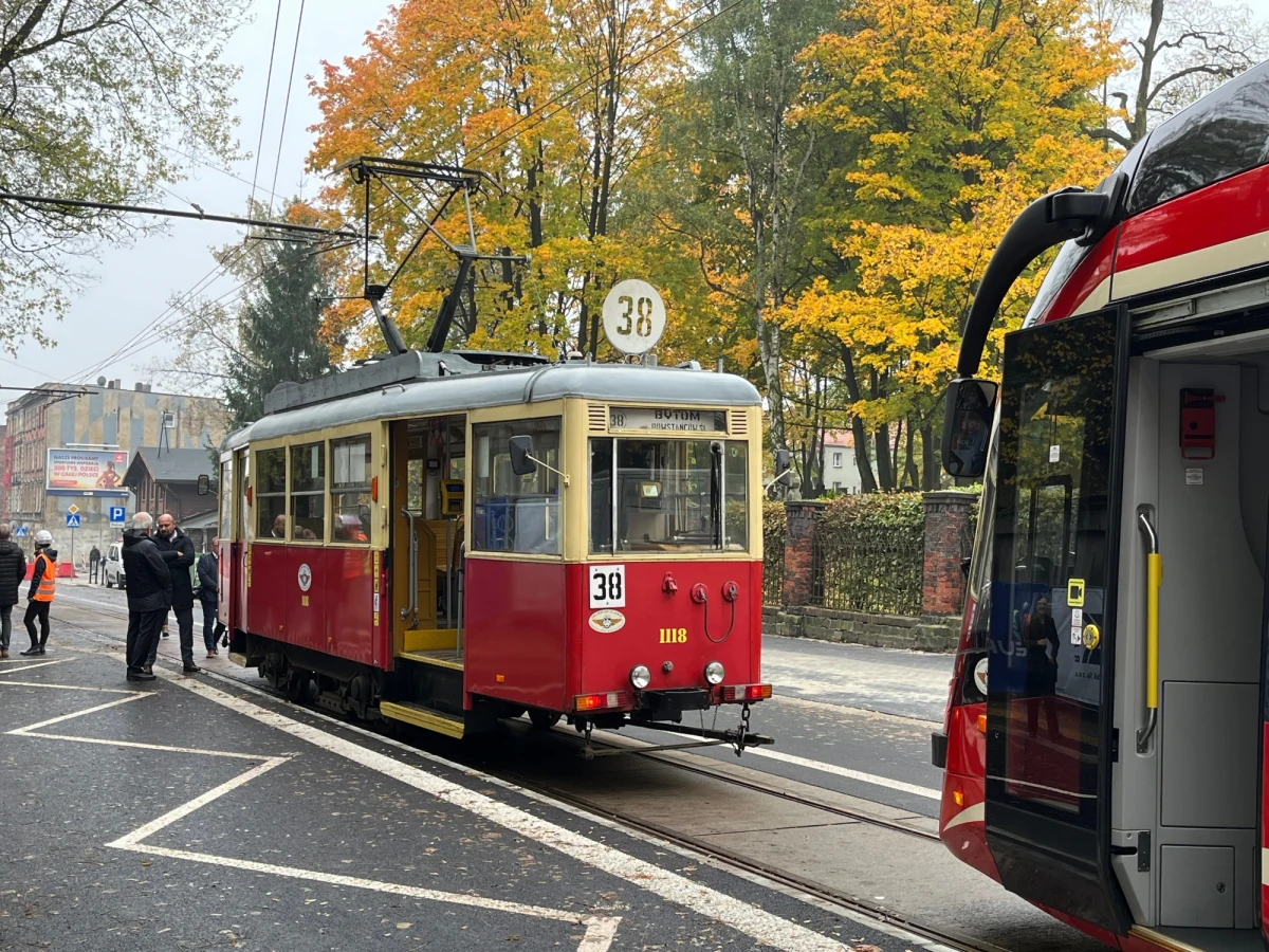Po ponad rocznym remoncie ul. Piekarskiej na tory w Bytomiu wrócił tramwaj linii 38. Według specjalistów, z 1350 m długości była to najkrótsza linia tramwajowa w Europie.