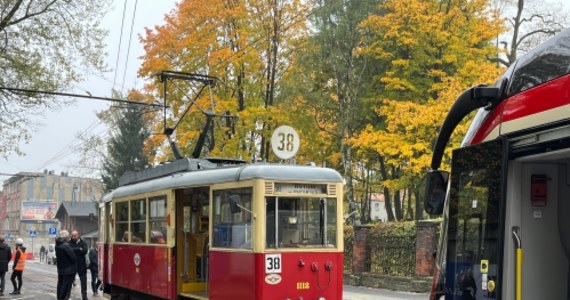 Po ponad rocznym remoncie ul. Piekarskiej na tory w Bytomiu wrócił tramwaj linii 38. Według specjalistów, z 1350 m długości była to najkrótsza linia tramwajowa w Europie.