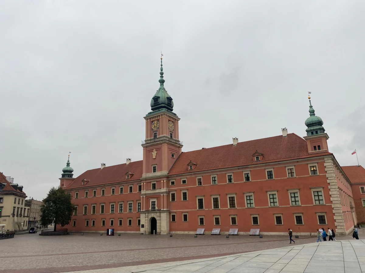 ​Zegar na wieży Zamku Królewskiego w Warszawie będzie przestawiany ręcznie. Jedynym projektantem i współwykonawcą zegara był inżynier Marek Górski. Dziś niezwykłym zegarem opiekuje się jego syn, mistrz zegarmistrzowski Bartłomiej Górski. Rozmawia z nim nasza reporterka Magdalena Grajnert.