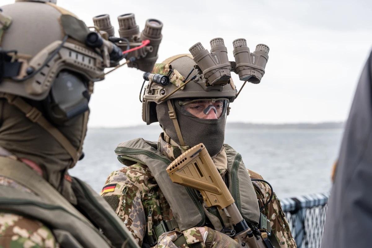 Niemcy przygotowują się do ewentualnej ewakuacji swoich obywateli z Bliskiego Wschodu. Jak wynika z informacji pochodzących z kręgów bezpieczeństwa, wysłano tam już ponad tysiąc żołnierzy - podaje serwis Deutsche Welle.