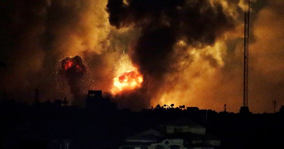Izrael potwierdził, że jego siły lądowe weszły w nocy na północ Strefy Gazy, rozszerzając operację przeciwko palestyńskiemu Hamasowi. Jak podała telewizja Al-Dżazira, cywile w Gazie zostali pozbawieni dostępu do internetu i telefonii komórkowej. Ranni i zmarli są przewożeni prywatnymi samochodami. Nowa odsłona konfliktu izraelsko-palestyńskiego to efekt krwawego ataku Hamasu 7 października.