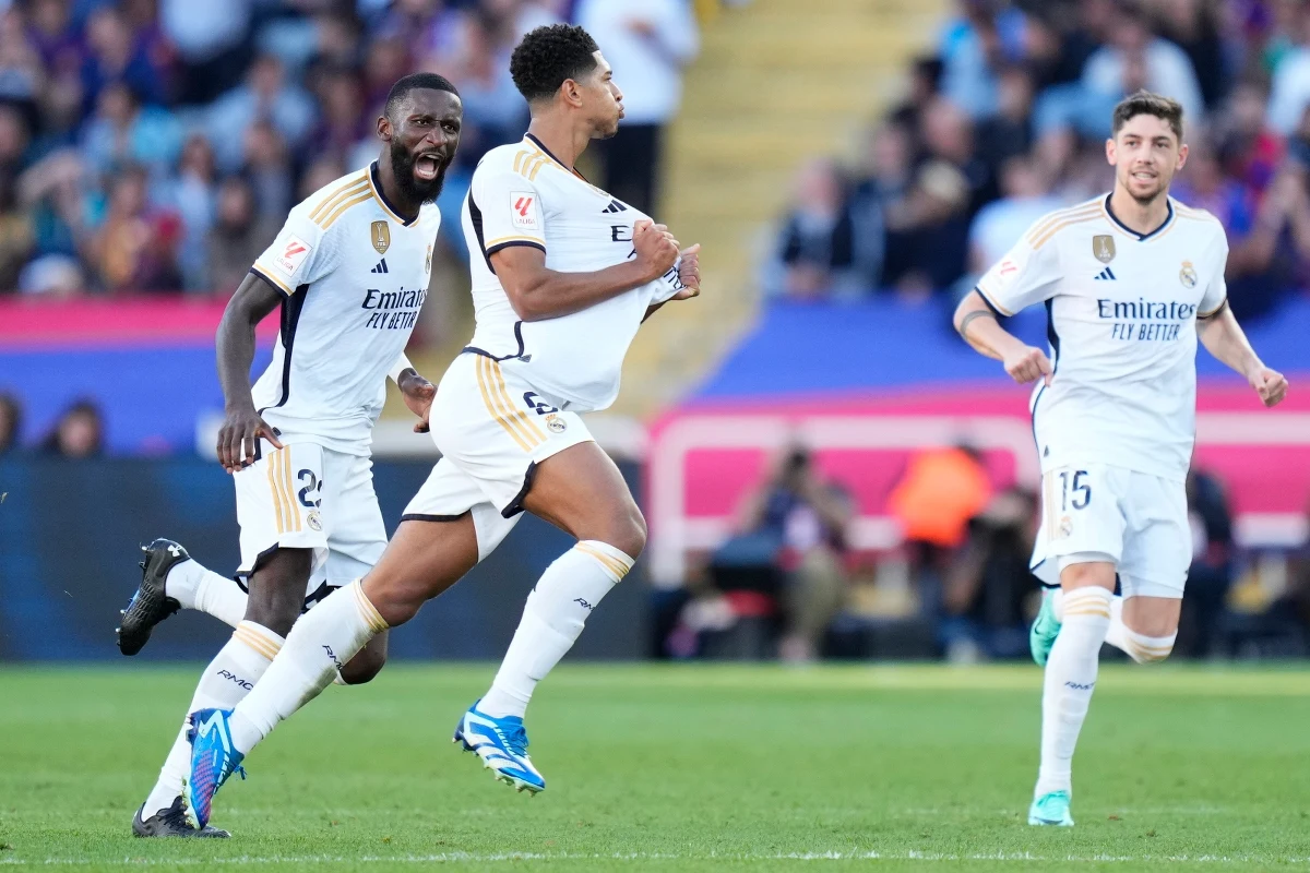 Real Madryt triumfuje w El Clasico! "Królewscy" w wyjazdowym spotkaniu pokonali 2:1 FC Barcelona, mimo że to Katalończycy prowadzili do przerwy. W drugiej połowie na boisku pojawił się wracający po kontuzji Robert Lewandowski.