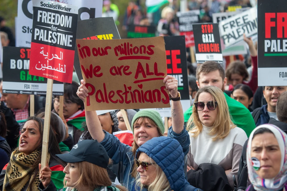 Około 100 tys. osób, według policji, wzięło udział w manifestacji poparcia dla Palestyńczyków, która odbyła się w sobotnie popołudnie w Londynie. Demonstracje miały miejsce także w innych miastach, m.in. w Manchesterze, Glasgow i Belfaście.