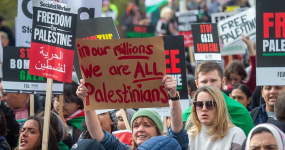 Około 100 tys. osób, według policji, wzięło udział w manifestacji poparcia dla Palestyńczyków, która odbyła się w sobotnie popołudnie w Londynie. Demonstracje miały miejsce także w innych miastach, m.in. w Manchesterze, Glasgow i Belfaście.