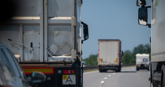 Od 1 grudnia niemieckie stawki myta dla ciężarówek wzrosną o ponad 80 proc. Polska branża transportowa szykuje się na ogromne koszty - odczują je także konsumenci - przestrzega serwis Deutsche Welle.