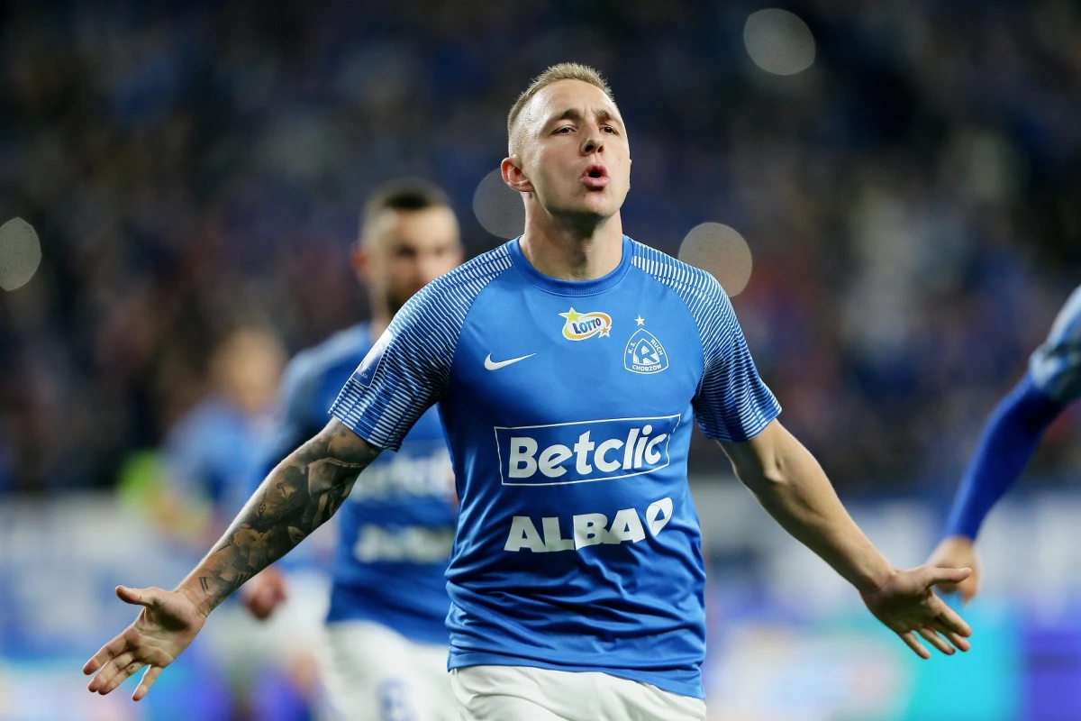 Piłkarze beniaminka ekstraklasy Ruchu Chorzów zremisowali ze Śląskiem Wrocław 2:2 w meczu 13. kolejki ekstraklasy rozegranym na Stadionie Śląskim. Oba gole dla gospodarzy z rzutów karnych strzelił Daniel Szczepan, dwukrotnie doprowadzając do remisu.