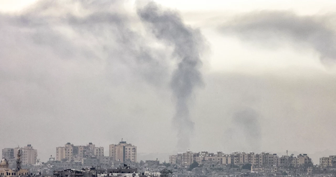 Dym unoszący się nad Strefą Gazy. "New York Times" opisał sieć tuneli, które wykorzystuje Hamas