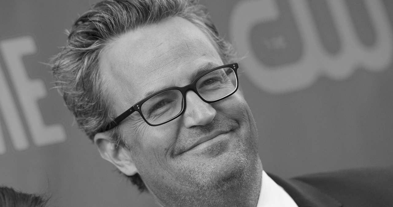 żyje, Matthew, Perry, Gwiazdor, serialu, Przyjaciele, produkcji, uwielbianej, przez, wielu, widzów, zmarł, wieku Nie żyje Matthew Perry. Gwiazdor kultowych Przyjaciół miał 54 lata