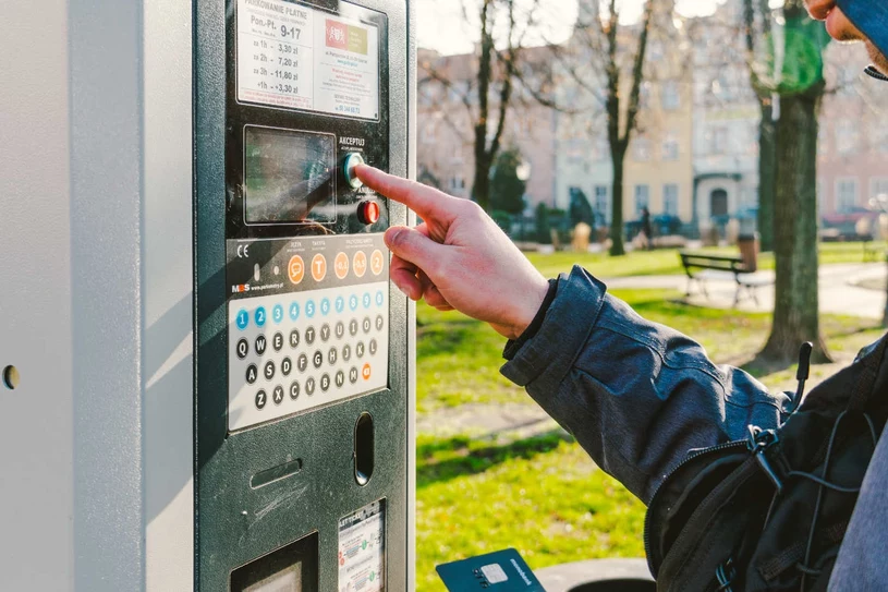 Wciskasz "bułkę" i parkujesz bez opłaty. Ten trik działa w wielu miastach