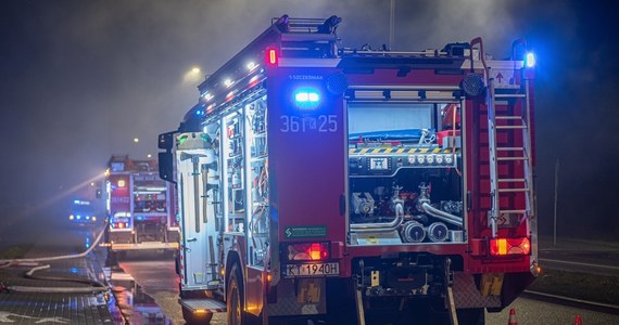 Jedna osoba została poszkodowana w wyniku pożaru w pustostanie przy ulicy Grochowskiej w Warszawie. Ogień pojawił się tam w nocy.