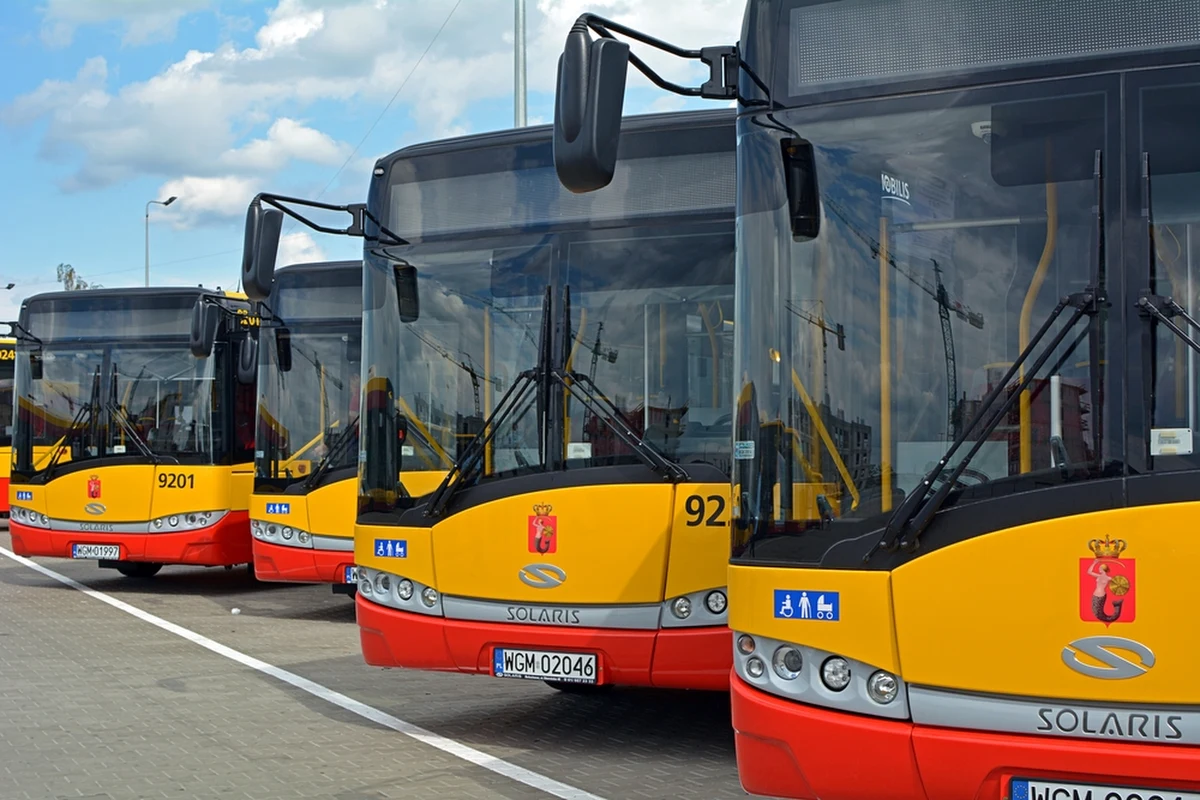 Ważne informacje dla pasażerów komunikacji publicznej. Dziś na ulice Warszawy wyjadą kolejne tramwajowe i autobusowe linie cmentarne.