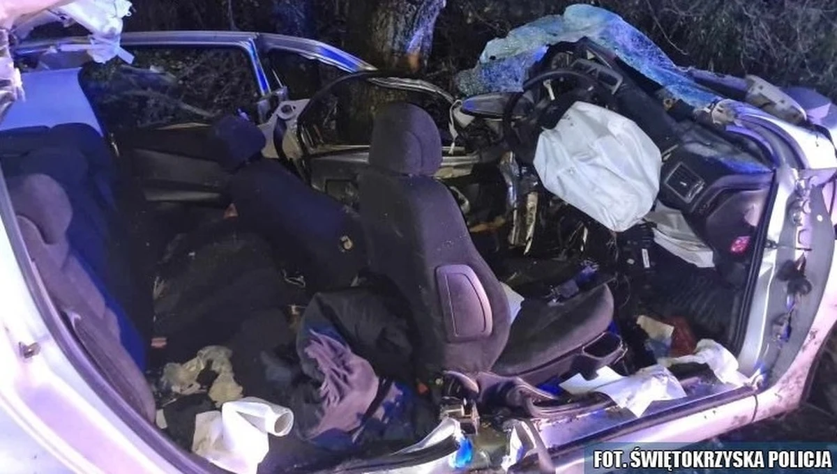 Poważnego urazu nogi doznał 16-letni kierowca osobowego peugeota, który uderzył w przydrożne drzewo w Ożarowie w Świętokrzyskiem. Nastolatek zabrał auto prawdopodobnie bez wiedzy i zgody rodziców.