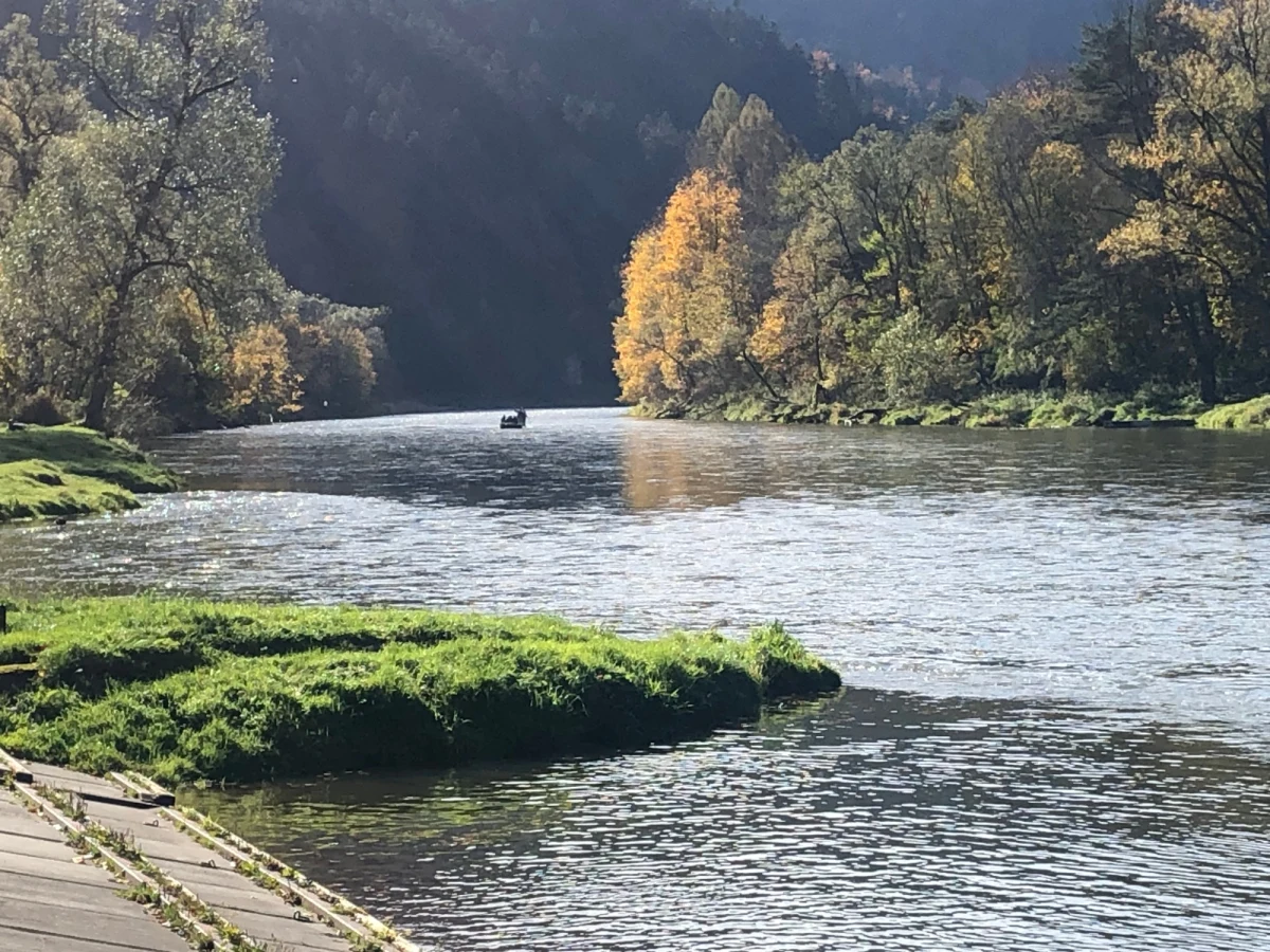 Ostatnie dni funkcjonowania w tym roku spływu przełomem Dunajca. Już tylko do wtorku flisacy będą przewozili swoimi tratwami turystów ze Sromowiec do Szczawnicy.