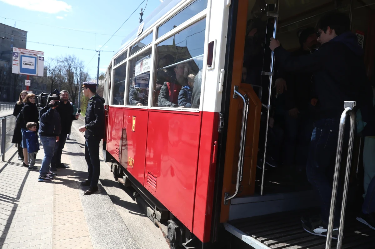 Zderzenie zabytkowego tramwaju z samochodem osobowym na ulicy Obozowej w Warszawie. Na szczęście nikomu nic się nie stało.
