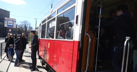 Zderzenie zabytkowego tramwaju z samochodem osobowym na ulicy Obozowej w Warszawie. Na szczęście nikomu nic się nie stało.