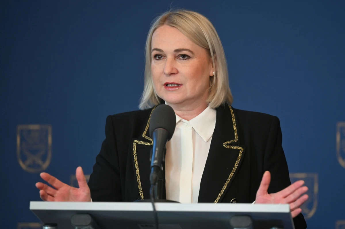 Po przyjęciu w piątek przez Zgromadzenie Ogólne ONZ rezolucji o "humanitarnym rozejmie" w Strefie Gazy czeska minister obrony Jana Czernochova w proteście wezwała, by Czechy opuściły ONZ. W niedzielę premier Petr Fiala stwierdził, że rozumie rozgoryczenie minister, ale Czechy w ONZ pozostaną.