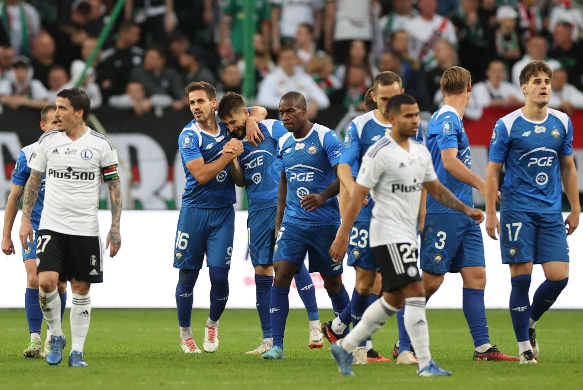 Bolesnej porażki na własnym stadionie doznała Legia Warszawa w meczu 13. kolejki PKO BP Ekstraklasy ze Stalą Mielec. Honorowe trafienie Wojskowi zdobyli dopiero w 90 minucie spotkania. 