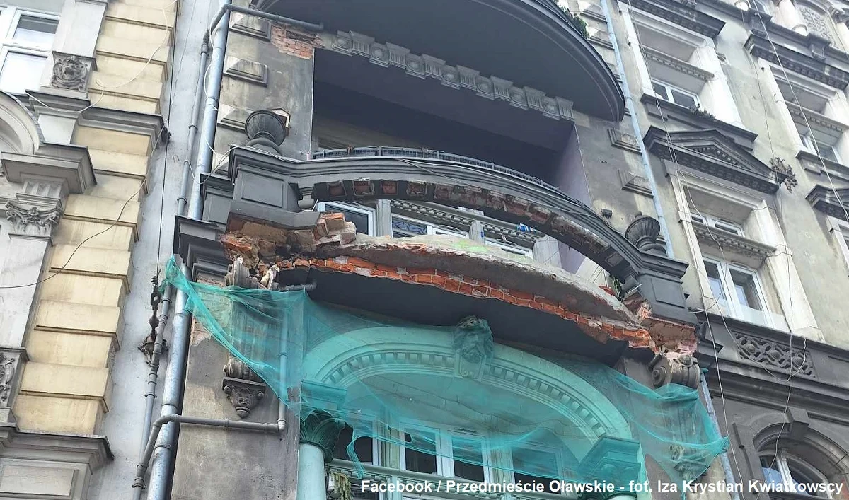 Z pierwszego piętra kamienicy przy ul. Traugutta we Wrocławiu oderwał się balkon i spadł na chodnik. W wyniku zdarzenia lekkie obrażenia odniosła jedna osoba i uszkodzony został samochód.