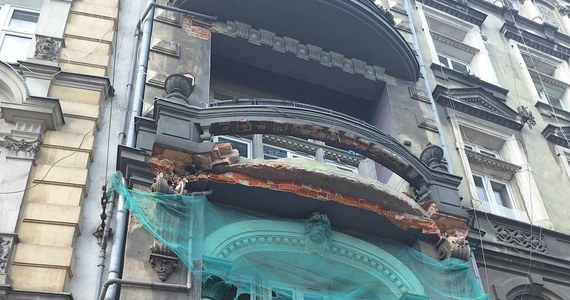 Z pierwszego piętra kamienicy przy ul. Traugutta we Wrocławiu oderwał się balkon i spadł na chodnik. W wyniku zdarzenia lekkie obrażenia odniosła jedna osoba i uszkodzony został samochód.
