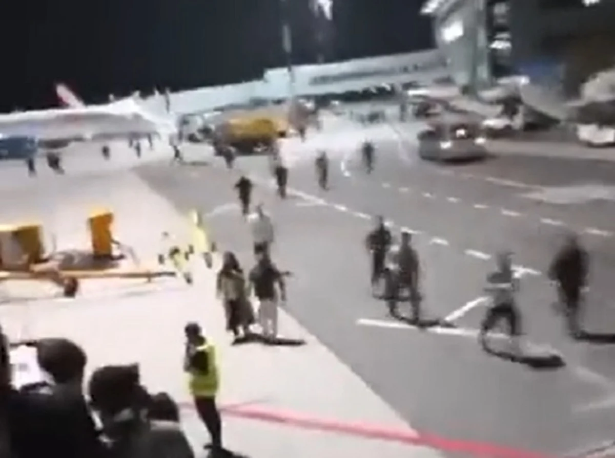 Kilkudziesięciu mężczyzn wdarło się w niedzielny wieczór na płytę lotniska w Machaczkale, stolicy w większości muzułmańskiej republiki Dagestanu, na południu Federacji Rosyjskiej, kiedy ogłoszono, że ma tam wylądować samolot z Izraela - poinformowała AFP. Po kilku godzinach służby oswobodziły lotnisko. W odpowiedzi Izrael wezwał władze rosyjskie do ochrony Izraelczyków i Żydów na swoich terytoriach.