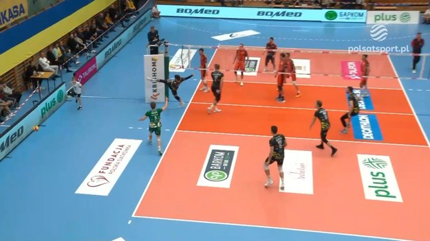 Fragment meczu Barkom-Każany Lwów – Trefl Gdańsk 0:3 (22:25, 22:25, 20:25) w trzeciej kolejce PlusLigi. Jan Martinez Franchi popisał się efektownym zagraniem.

