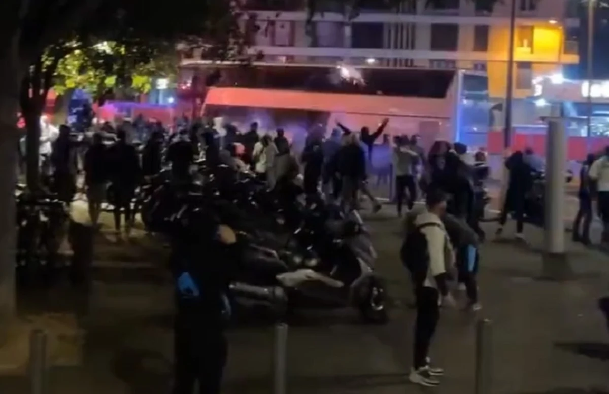 Do szokujących scen doszło w niedzielny wieczór w Marsylii. Chuligani zaatakowali autokar z piłkarzami Olympique Lyon. Raniony w twarz został trener gości Fabio Grosso, a także jego asystent. Mecz Marsylii z Lyonem odwołano. 