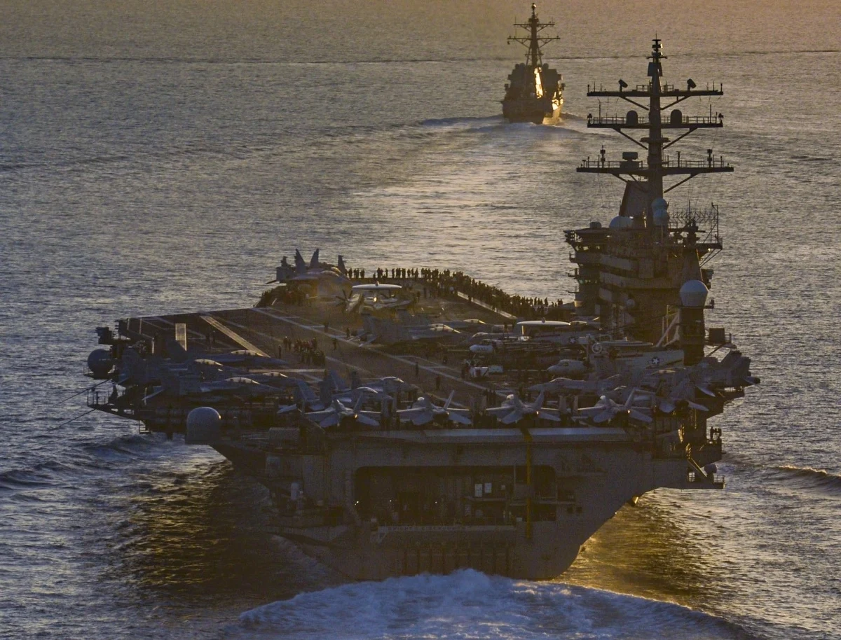 Lotniskowiec USS Dwight D. Eisenhower przepłynął Cieśninę Gibraltarską i zmierza w stronę wschodniego rejonu Morza Śródziemnego. Dołączy do USS Gerald Ford i obydwa lotniskowce operować będą wspólnie w sąsiedztwie wybrzeża Izraela – podaje specjalistyczny serwis USNI News.