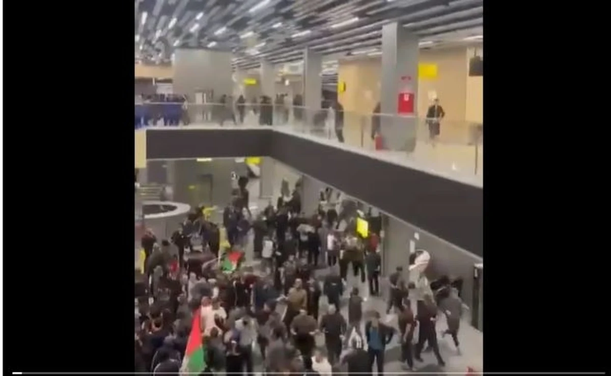 Ponad 20 osób zostało rannych podczas zajść na lotnisku w Machaczkale, stolicy Dagestanu - poinformowały w nocy miejscowe władze. Dwóch rannych jest w stanie krytycznym. Wieczorem kilkaset osób protestujących przeciwko przylotowi samolotu z Tel-Awiwu wdarło się na pas startowy i do terminalu lotniska. Dagestan to w większości muzułmańska republika na południu Federacji Rosyjskiej 