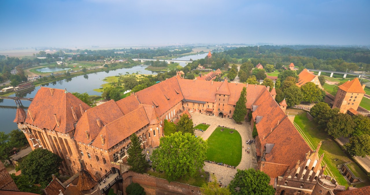 Budzące, respekt, potężne, warownie, ociekające, przepychem, pałace, Monumentalne, zamki, miały, pełnić, rozmaite, funkcje, Najc Największe zamki na świecie. Nie musisz jechać daleko, żeby zobaczyć numer 1