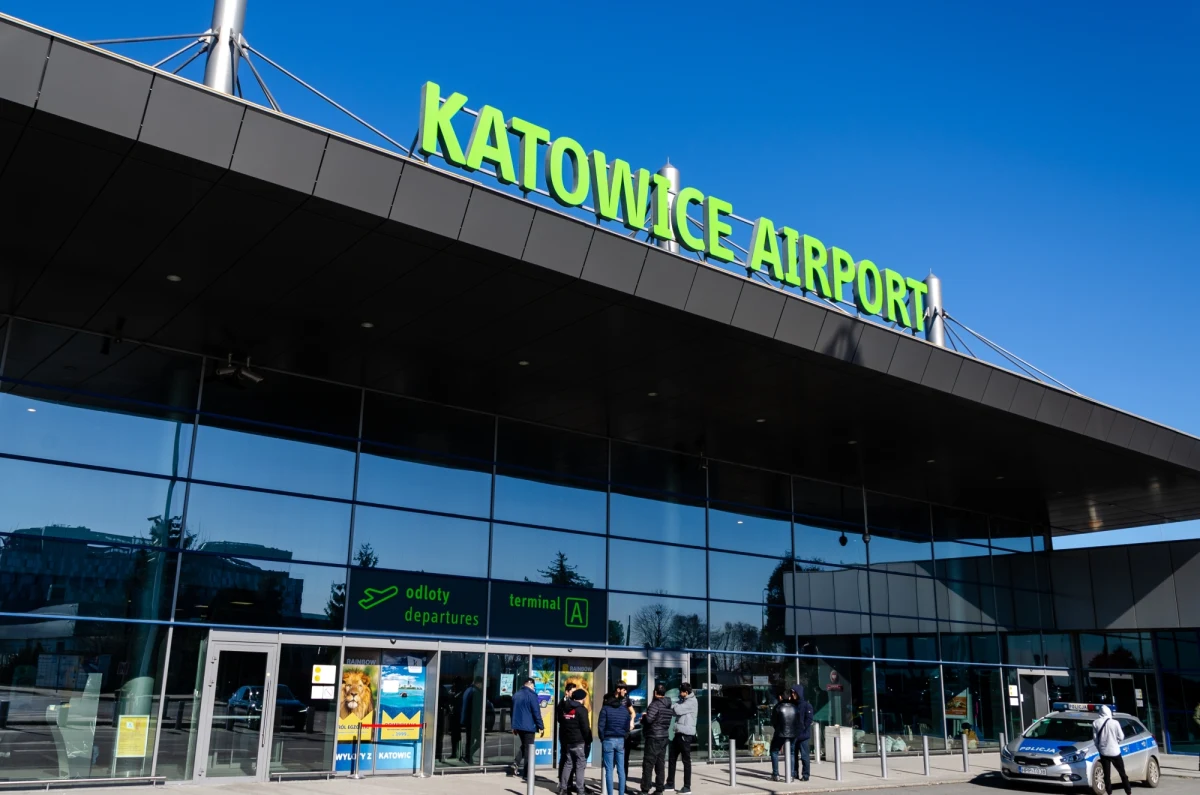 Czworo obywateli Syrii zostało zatrzymanych na lotnisku w Pyrzowicach pod Katowicami. 3 kobiety i jeden mężczyzna próbowali nielegalnie przekroczyć granicę. To drugi podobny przypadek  w tym miesiącu.