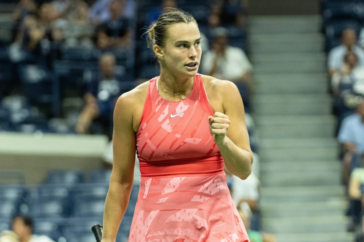 Otwierająca światowe listy rankingowe Białorusinka Aryna Sabalenka i Amerykanka Jessica Pegula (5) od zwycięstw rozpoczęły występy w WTA Finals w meksykańskim Cancun. W pierwszych pojedynkach fazy grupowe pokonały odpowiednio Greczynkę Marię Sakkari (6:0, 6:1) i Elenę Rybakinę z Kazachstanu (7-5, 6:2).