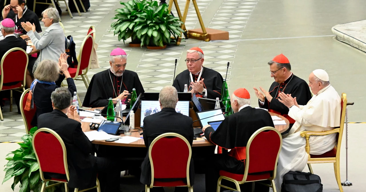 W dokumencie podsumowującym zakończony w sobotę wieczorem synod biskupów w Watykanie, położono nacisk na to, że Kościół musi być bliższy ludziom i mniej biurokratyczny.