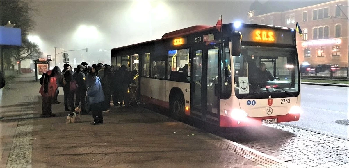 W środę, na ulice Gdańska wyjedzie autobus z zupą i odzieżą. Potrzebujący będą mogli skorzystać z pomocy ratownika medycznego. To wsparcie dla osób, które w okresie jesienno-zimowym z różnych przyczyn nie mają gdzie się skryć przed zimnem.