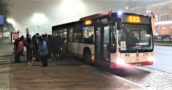 W środę, na ulice Gdańska wyjedzie autobus z zupą i odzieżą. Potrzebujący będą mogli skorzystać z pomocy ratownika medycznego. To wsparcie dla osób, które w okresie jesienno-zimowym z różnych przyczyn nie mają gdzie się skryć przed zimnem.