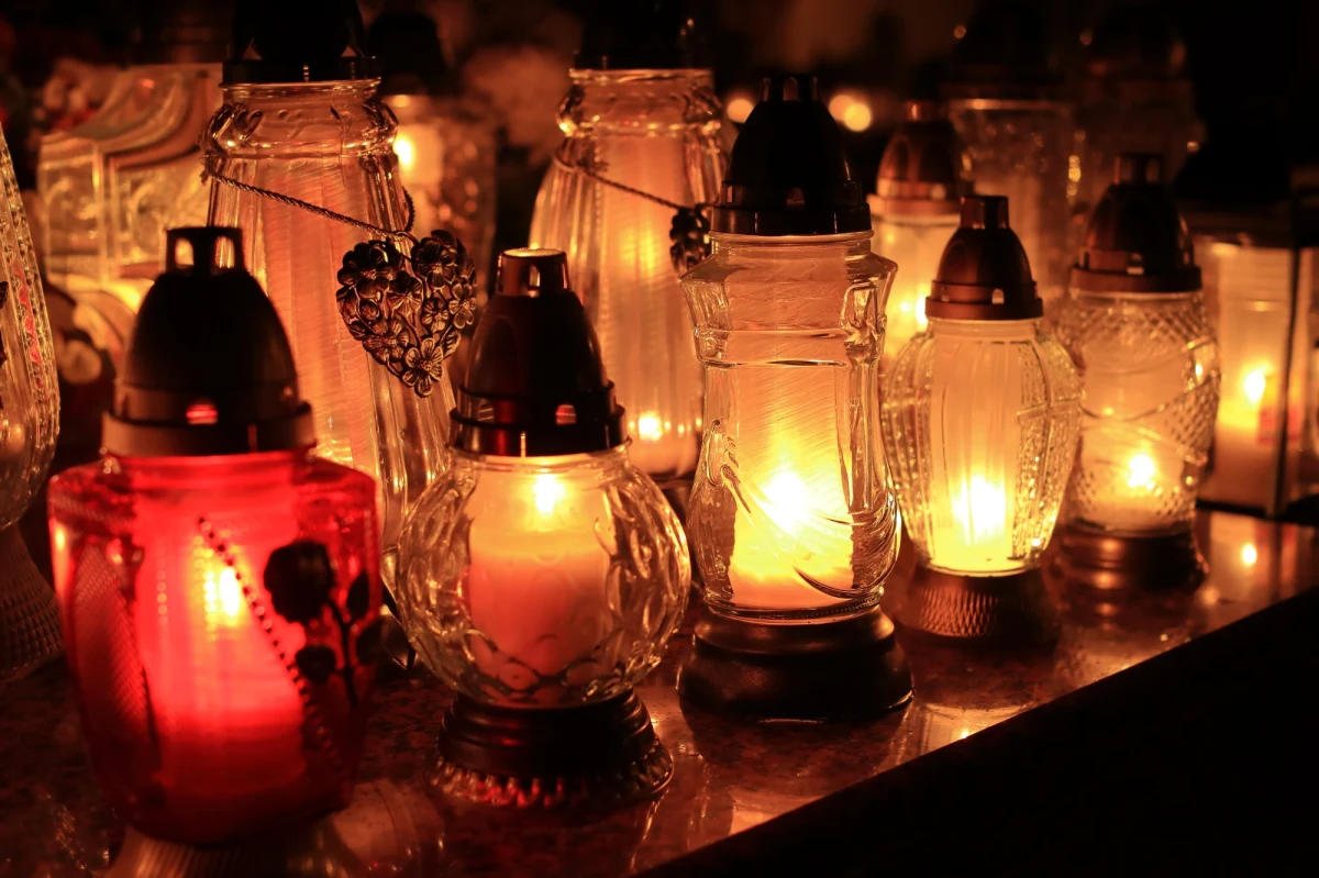 Ze względów bezpieczeństwa odradzam przyjeżdżania na groby do Rosji z okazji dnia Wszystkich Świętych oraz Zaduszek - mówi w rozmowie z RMF FM polski ambasador w Moskwie. Krzysztof Krajewski zapewnia natomiast, że pamięć Polaków pochowanych na cmentarzach w Rosji będzie godnie uczczona. 