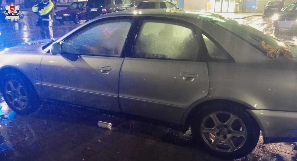 Blisko 2,5 promila alkoholu w organizmie miała 38-latka z gminy Poniatowa (Lubelskie), która cofając samochodem na parkingu uderzyła w inny pojazd. Okazało się, że w aucie przewoziła dwójkę dzieci w wieku 2 lat i 2 miesięcy. Za swoje zachowanie odpowie przed sądem.