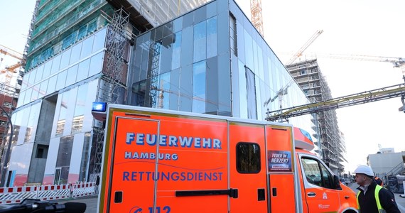 Do tragicznego wypadku doszło o poranku na budowie w niemieckim Hamburgu. Zginęły 4 osoby, mowa jest o kilku osobach rannych. Według wstępnych doniesień zawaliło się rusztowanie, jego elementy posypały się z wysokości na ludzi.