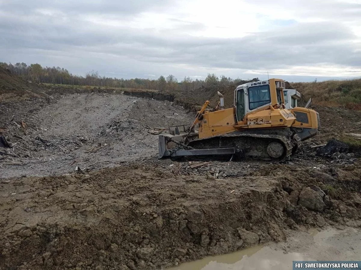 Policjanci z Kielc odkryli niebezpieczny proceder, jaki prowadziła jedna z firm. Na terenie posesji w powiecie buskim stworzyła składowisko niebezpieczny odpadów, gdzie wprost do ziemi trafiały ogromne ilości źle zabezpieczonego azbestu. Co więcej, pracujący przy transporcie pracownicy nie mieli odpowiedniej odzieży ochronnej, a nawet maseczek.