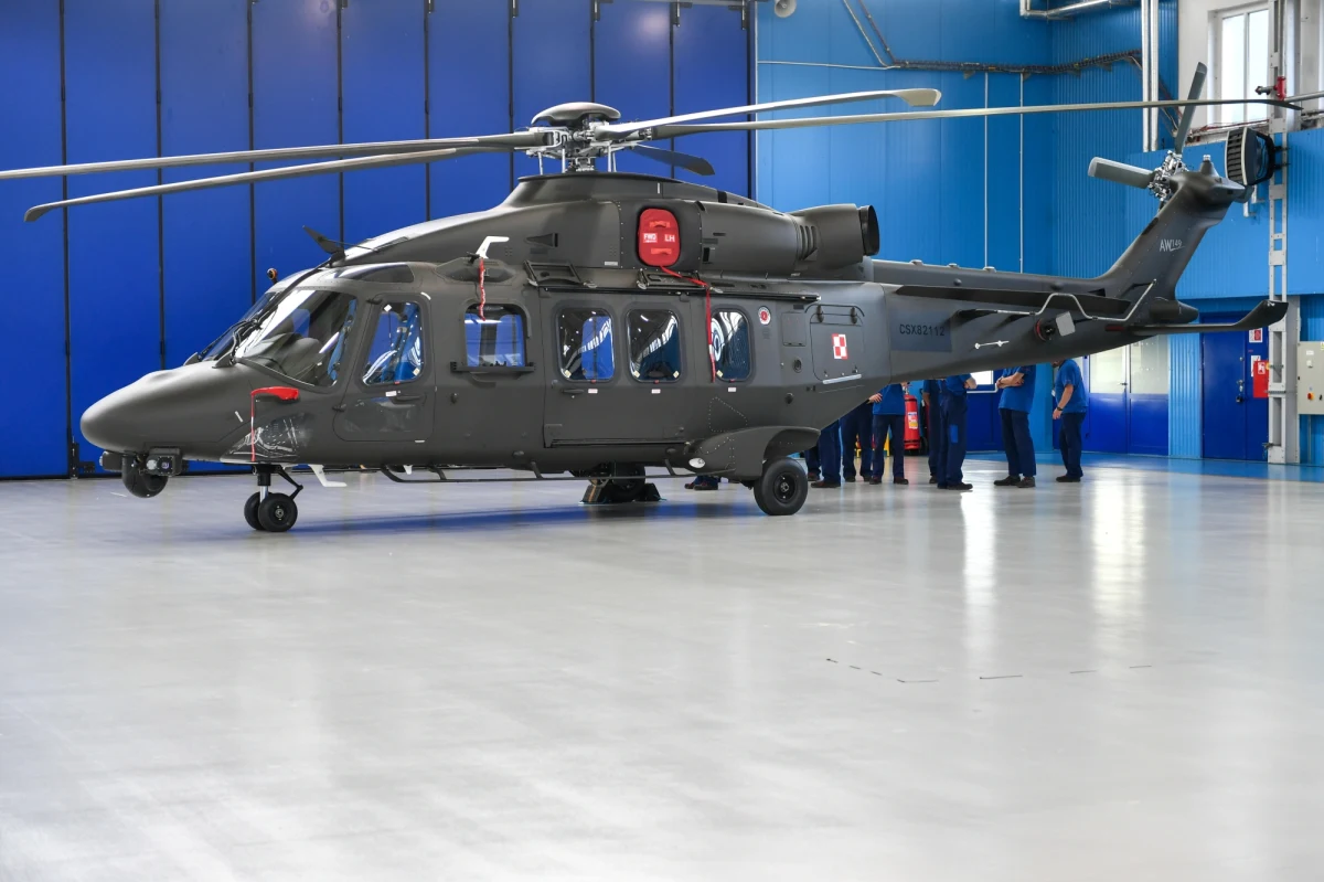 Do 25. Brygady Kawalerii Powietrznej trafiają dziś pierwsze z zamówionych w lipcu śmigłowce wielozadaniowe. Skonstruowane przez włoski koncern Leonardo, wyprodukowane w zakładach PZL Świdnik maszyny to pierwsze z 32 przeznaczonych dla Wojsk Lądowych. 