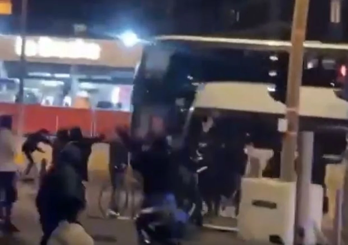 Dziewięć osób zostało zatrzymanych po ataku na autokar piłkarzy Olympique Lyon w Marsylii. Wczoraj miał się tam odbyć mecz 10. kolejki francuskiej ekstraklasy. W wyniku zamieszek rannych zostało pięciu policjantów.