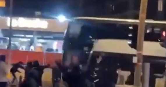 Dziewięć osób zostało zatrzymanych po ataku na autokar piłkarzy Olympique Lyon w Marsylii. Wczoraj miał się tam odbyć mecz 10. kolejki francuskiej ekstraklasy. W wyniku zamieszek rannych zostało pięciu policjantów.